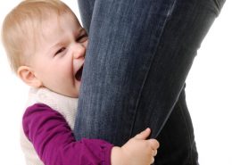 چسبیدن کودک به مادر