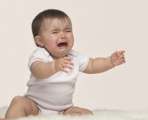 علت جیغ زدن کودکان زیر ۲ سال